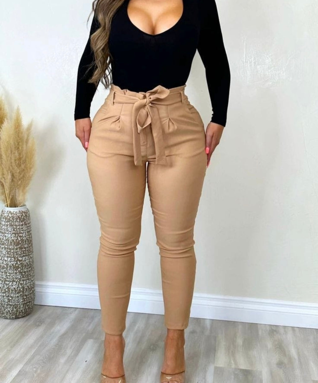 Pantalón en Bengalina Licrada con Moño – Comodidad y Estilo en una Prenda Sofisticada