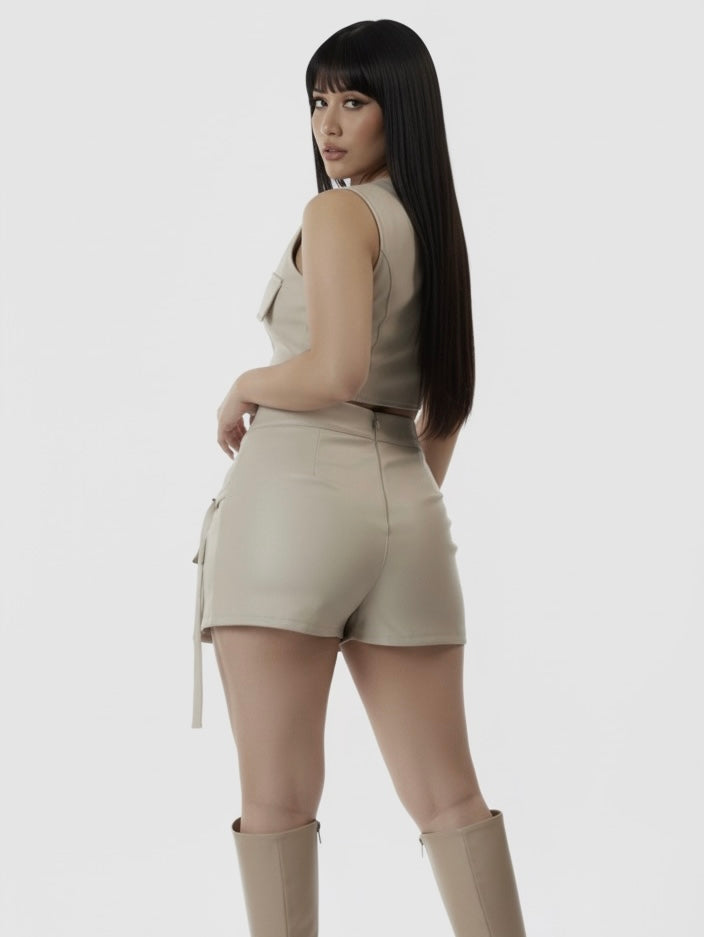 CONJUNTO FALDA SHORT Y CHALECO EN CUEROTEX
