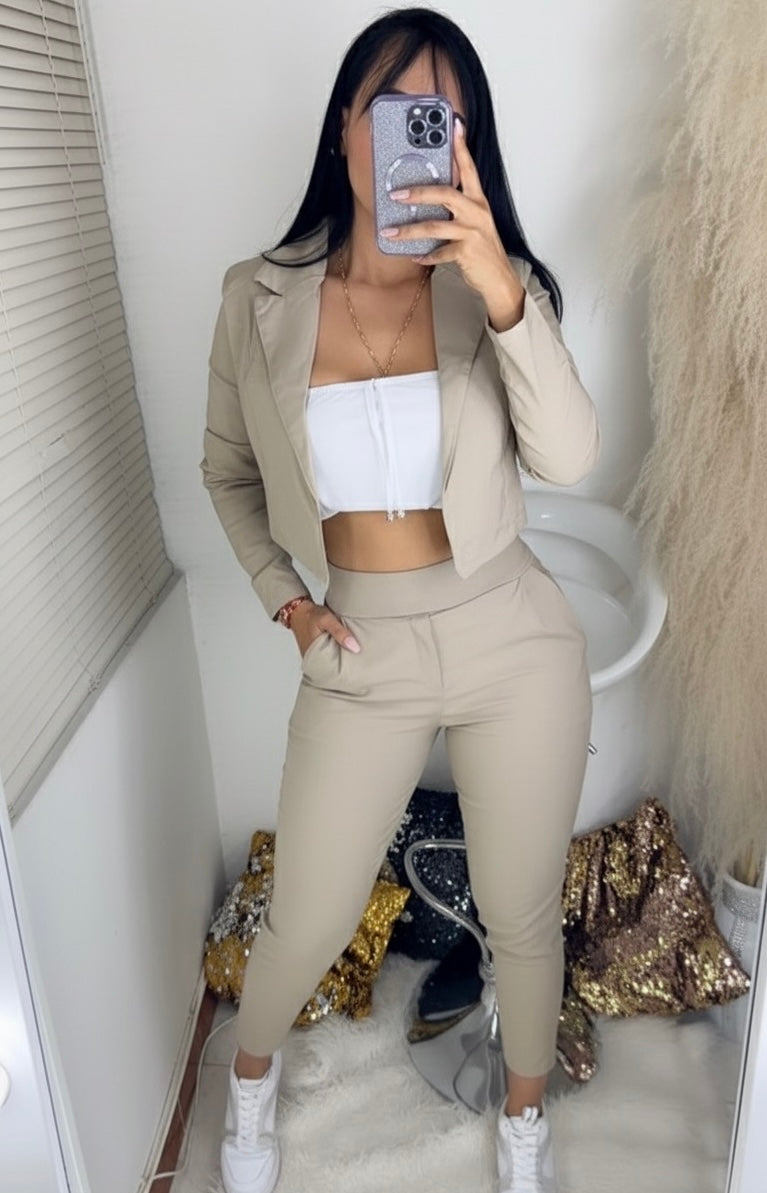 SET TRES PIEZAS BLAZER, PANTALÓN Y BÁSICA BLANCA