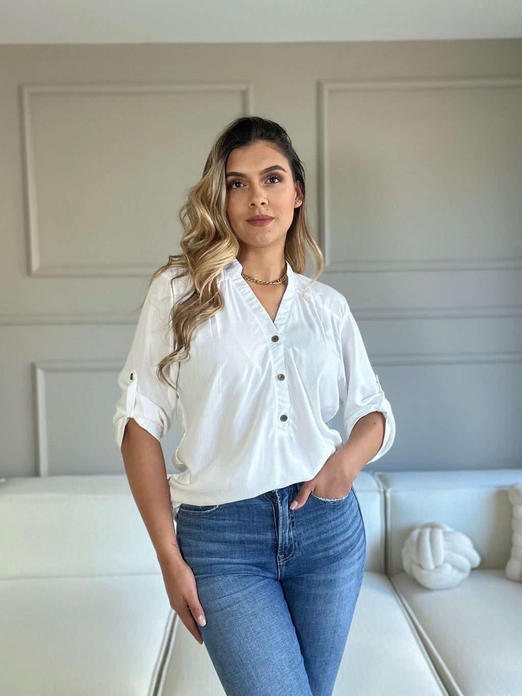 Blusa en Chalis Cuello V con Botones – Frescura y Elegancia para Cualquier Ocasión