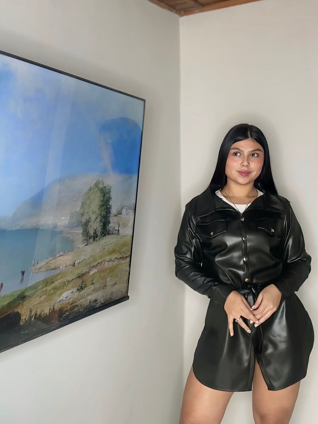 Blusón en Cuerina con Correa – Elegancia Urbana y Actitud