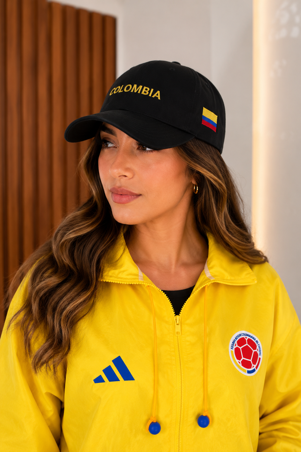 Pack mundialista Victoria (Chaqueta rompevientos selección + gorra básica contra marcada)