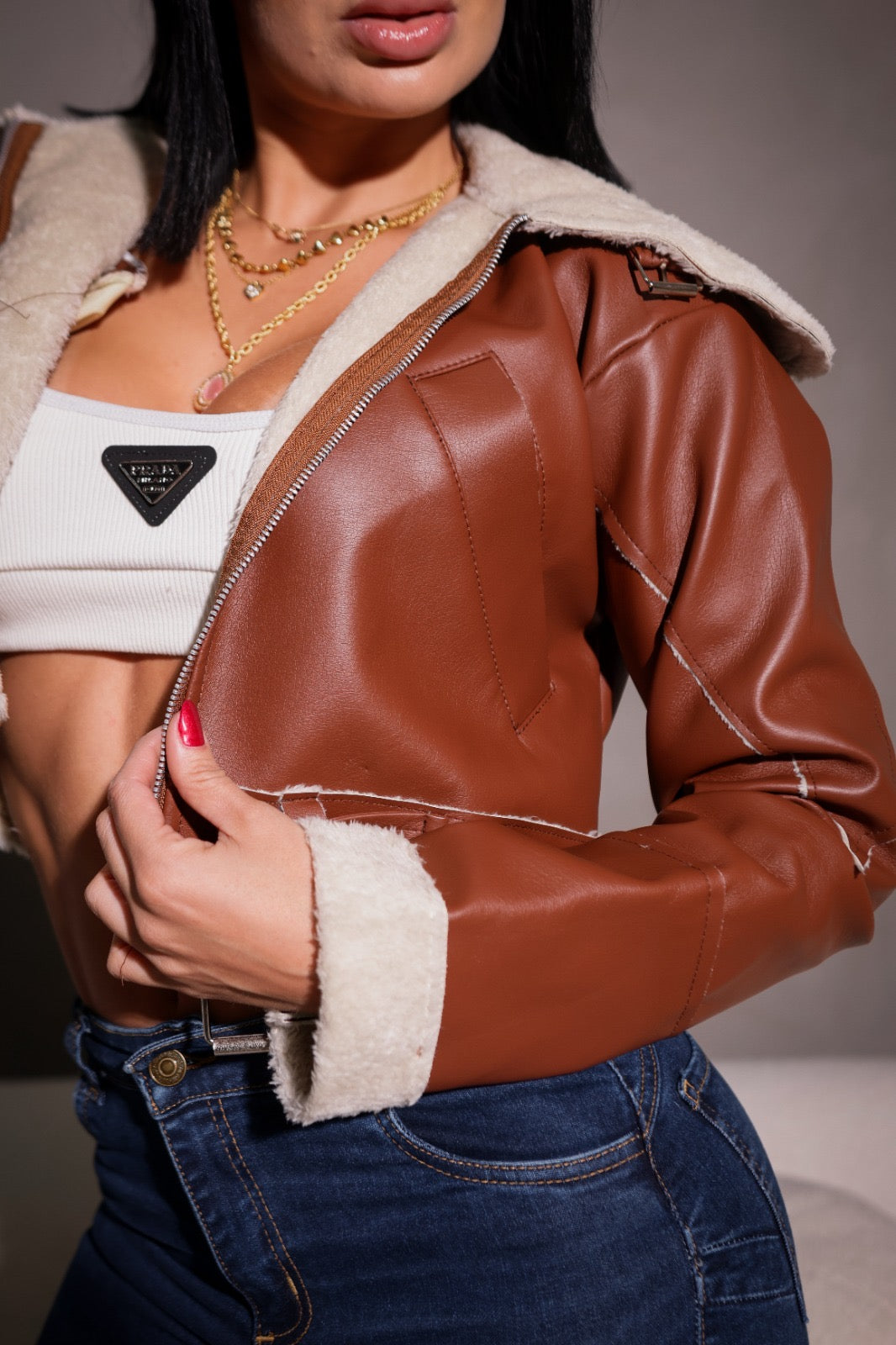 Chamarra Tipo Cuero con Cuello y Mangas en Material Ovejero – Estilo y Abrigo en un Solo Diseño