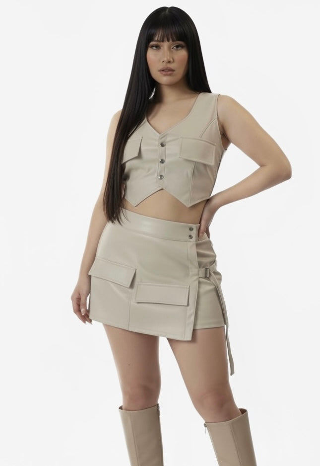 CONJUNTO FALDA SHORT Y CHALECO EN CUEROTEX