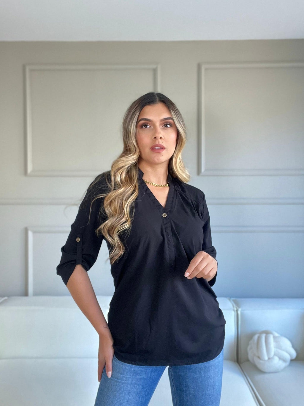 Blusa en Chalis Cuello V con Botones – Frescura y Elegancia para Cualquier Ocasión