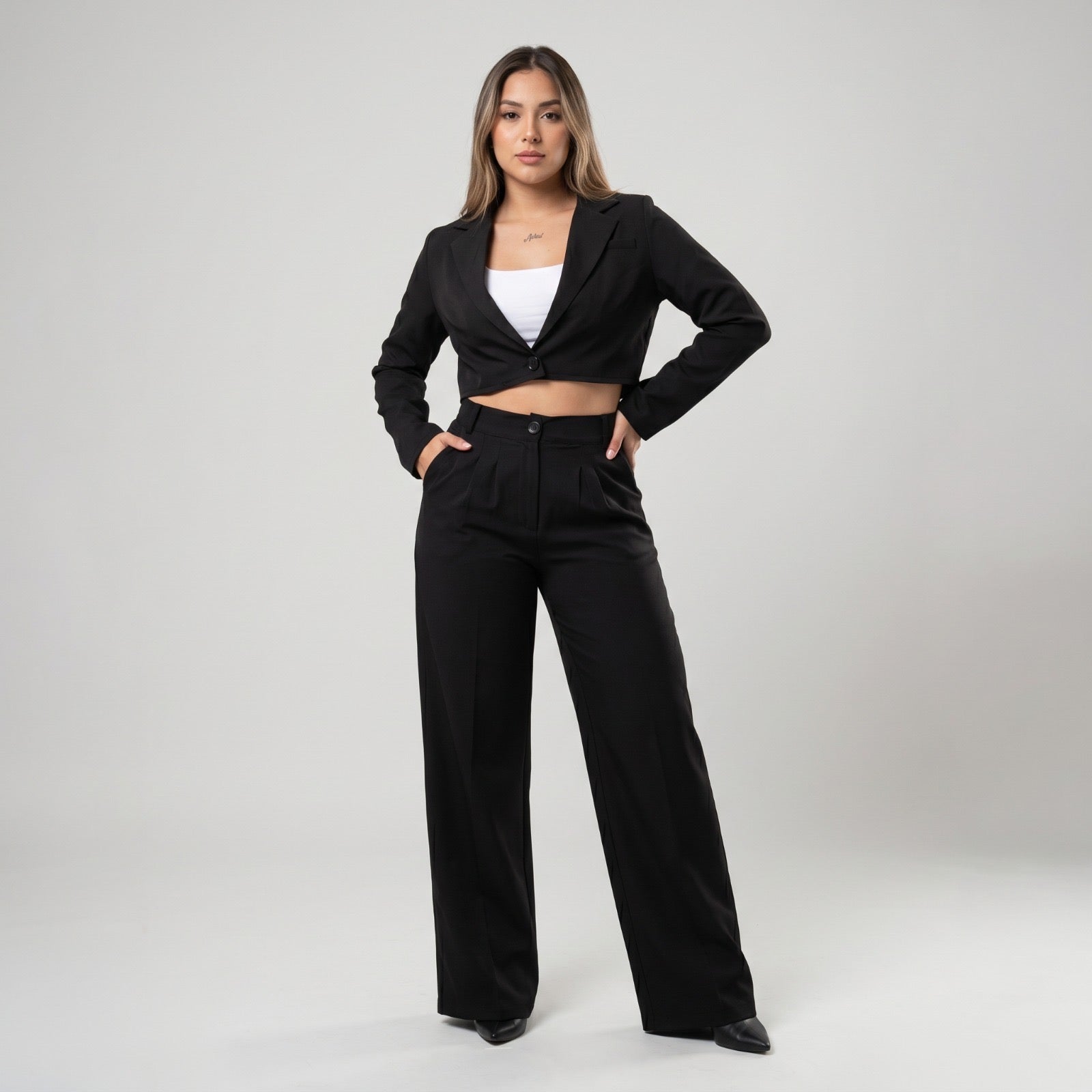 TRAJE GRECIA BLAZER CORTO Y PANTALÓN BOTA RECTA