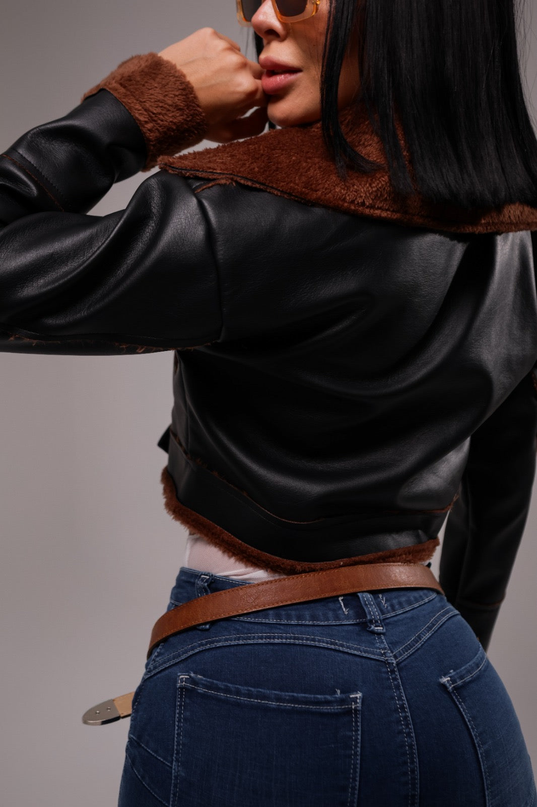 Chamarra Tipo Cuero con Cuello y Mangas en Material Ovejero – Estilo y Abrigo en un Solo Diseño