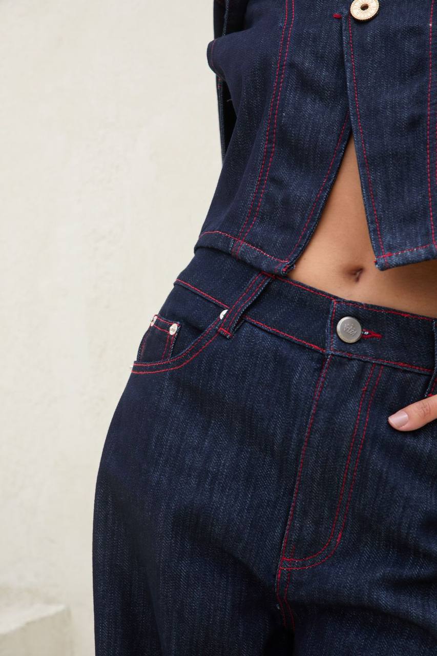 CONJUNTO MARGORT EN DENIM LIVIANO HILO ROJO