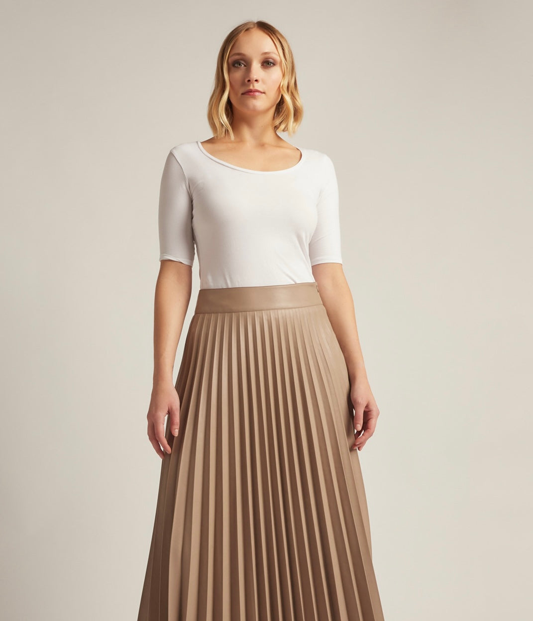 Maxifalda Plisada en Cuerotex– Corte Clásico y Elegante