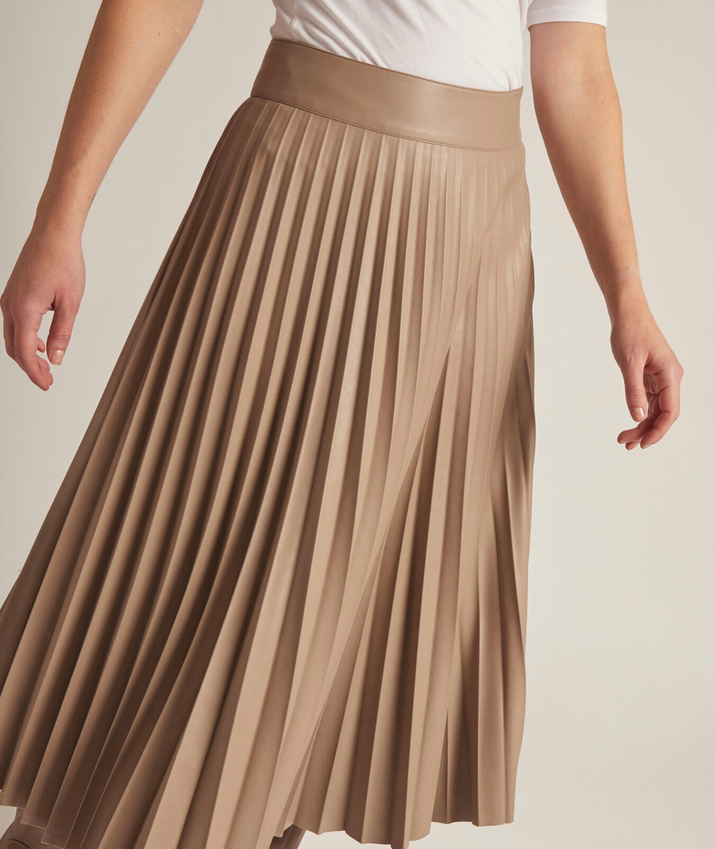 Maxifalda Plisada en Cuerotex– Corte Clásico y Elegante