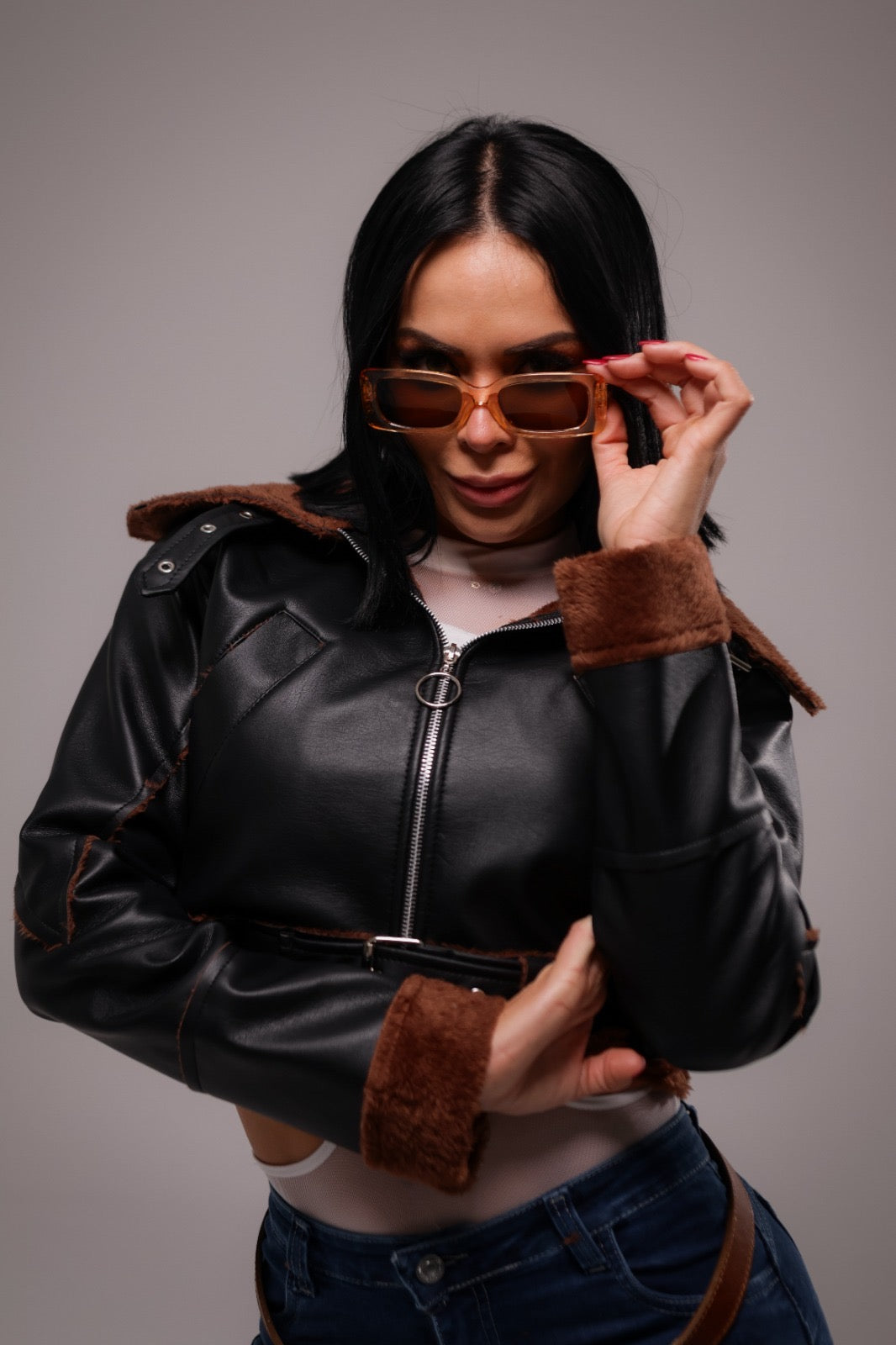 Chamarra Tipo Cuero con Cuello y Mangas en Material Ovejero – Estilo y Abrigo en un Solo Diseño