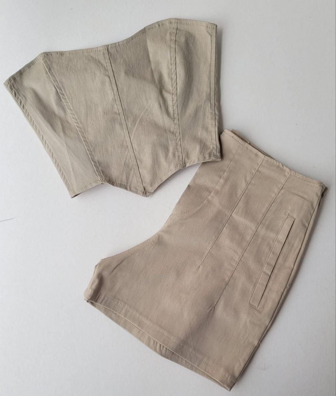 CONJUNTO DOS PIEZAS CORSET Y SHORT STILETO PINZAS